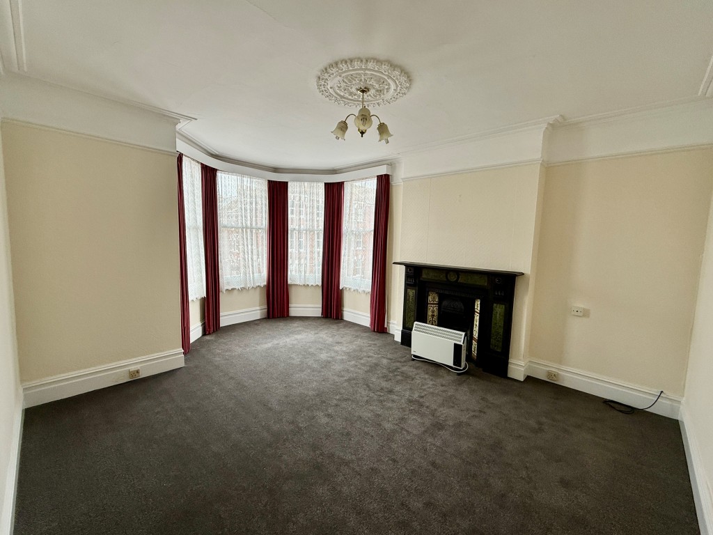 Lot: 100 - SUBSTANTIAL CORNER PROPERTY WITH POTENTIAL - First floor - living room